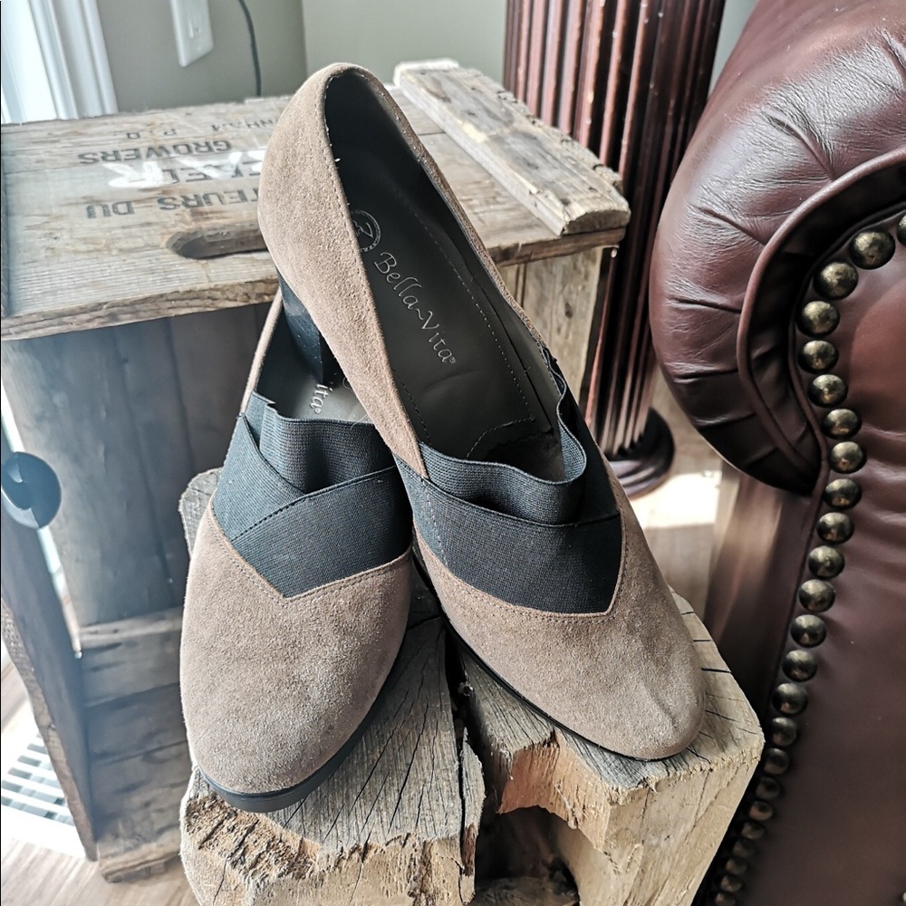 5/$25 Tan & black 3 1/2 in career pumps Bella-Vita